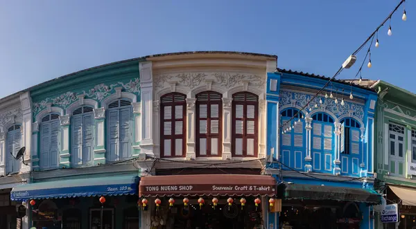 Phuket Eski Kasabası 'ndaki renkli Portekiz mimarisinin bir resmi..