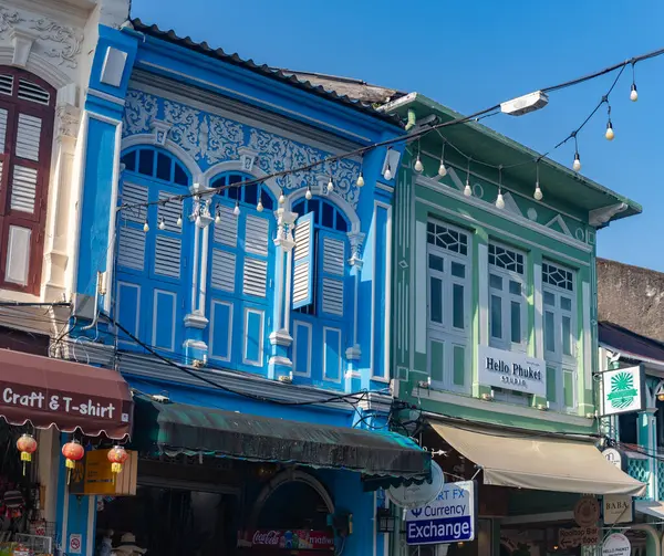Phuket Eski Kasabası 'ndaki renkli Portekiz mimarisinin bir resmi..