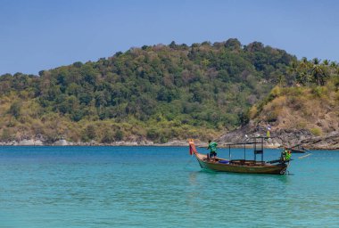 Phuket 'teki Freedom Beach' te uzun kuyruklu bir teknenin resmi..