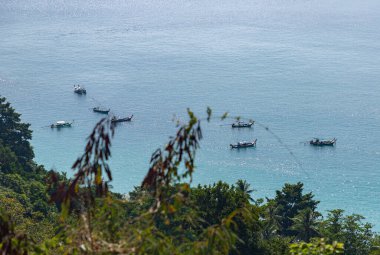 Özgürlük Sahili 'nin kıyısında, Phuket' te bekleyen teknelerin resmi..