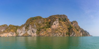 Phanak Adası 'nın bir resmi, Ao Phang Nga Milli Parkı' nın bir parçası..