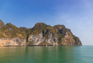 Phanak Adası 'nın bir resmi, Ao Phang Nga Milli Parkı' nın bir parçası..