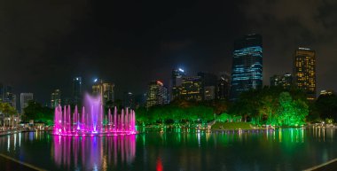 Geceleri KLCC Park 'ın su ve fıskiyesinin resmi..