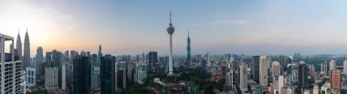 Şehir merkezindeki Kuala Lumpur 'un panorama resmi, en soldaki Petronas İkiz Kuleleri, ve sağdaki Menara Kuala Lumpur ve Merdeka 118 Kuleleri, şafakta.