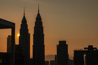 Petronas İkiz Kuleleri 'nin şafak vakti çekilmiş bir fotoğrafı, yakındaki bir otelden görülüyor..