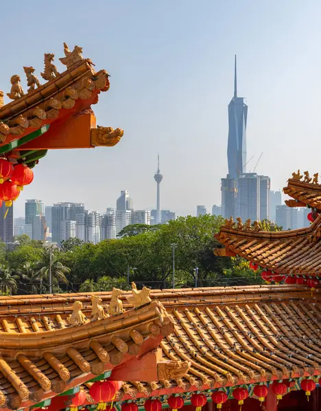 Thean Hou Tapınağı 'nın ve Kuala Lumpur şehrinin uzaktaki bir resmi, yani Menara Kuala Lumpur ve Merdeka 118 Kuleleri.