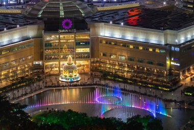 KLCC Park su ve ışık çeşmesi gösterisi ve geceleri Suria KLCC alışveriş merkezinin resmi..