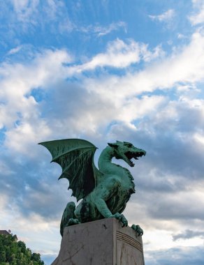 Gün batımında Ljubljana 'daki Ejderha Köprüsü' nün resmi..