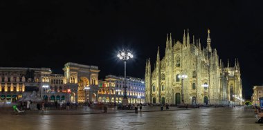 Gece Piazza del Duomo 'nun bir resmi, sağda Duomo di Milano ya da Milan Katedrali, solda ise Vittorio Emanuele II..