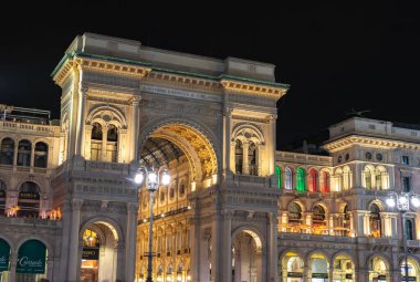Gece Milano 'daki Galleria Vittorio Emanuele II' nin bir resmi..