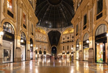 Geceleri Milano 'daki Galleria Vittorio Emanuele II' nin bir resmi..