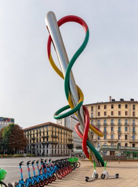 Milano 'daki İğne, İplik ve Düğüm heykelinin resmi.