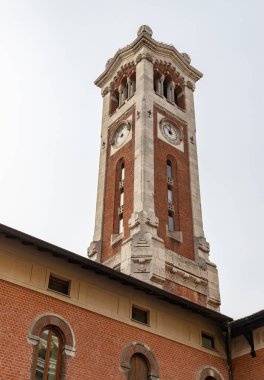 Bazilika Corpus Domini 'nin kilise kulesinin resmi..