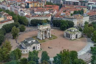 Milano 'daki Piazza Sempione' de Arco della Pace 'in bir resmi..