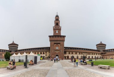 Sforzesco Kalesi 'ndeki Arms Avlusu' nun büyük Filarete Kulesi 'ndeki resmi..