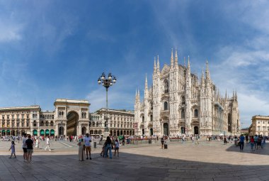 Sağda Duomo di Milano ya da Milan Katedrali 'nin bulunduğu Piazza del Duomo' nun resmi, solda ise Galeria Vittorio Emanuele II..