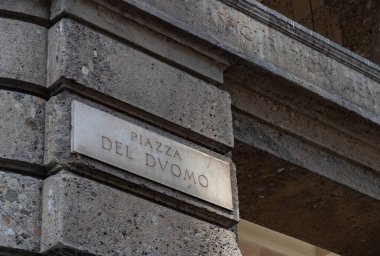 Piazza del Duomo tabelasının resmi..