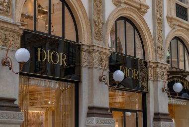Galleria Vittorio Emanuele II 'deki Dior mağazasının bir resmi..