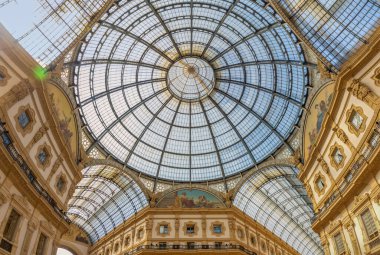 Milano 'daki Galleria Vittorio Emanuele II' nin bir resmi..