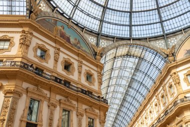 Milano 'daki Galleria Vittorio Emanuele II' nin bir resmi..