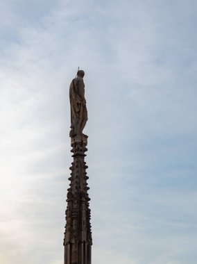 Duomo di Milano ya da Milan Katedrali 'nin çatı kulesi ve heykeli..