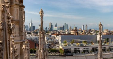 Porta Nuova iş bölgesine bakan Duomo di Milano ya da Milan Katedrali 'nin çatı kuleleri ve heykellerinin bir resmi..