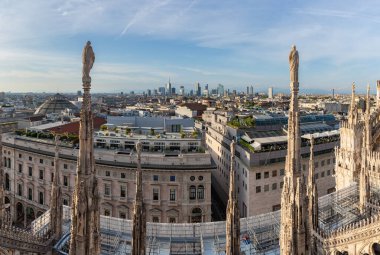 Porta Nuova iş bölgesine bakan Duomo di Milano ya da Milan Katedrali 'nin çatı kuleleri ve heykellerinin bir resmi..