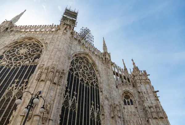 Duomo di Milano ya da Milan Katedrali 'nin yakın plan fotoğrafı..