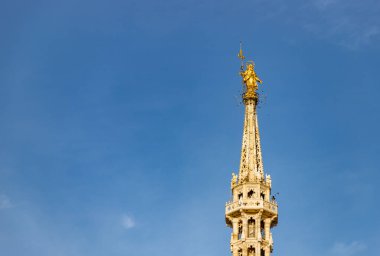 Duomo di Milano ya da Milan Katedrali 'nin tepesindeki Madonnina' nın resmi..