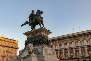 Güneş doğarken Vittorio Emanuele II heykelinin bir resmi..