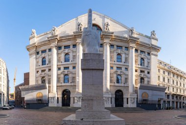 L.O.V.E. 'nin bir resmi. Milano 'daki İtalyan Borsası önünde heykel.