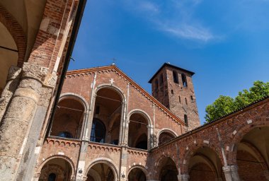 Milano 'daki Sant' Ambrogio Bazilikası 'ndaki avlunun resmi..
