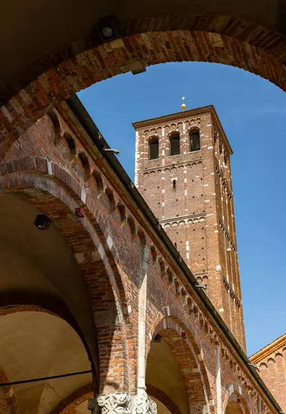 Milano 'daki Sant' Ambrogio Bazilikası 'ndaki avlunun resmi..