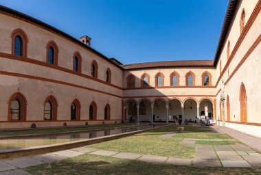 Sforzesco Kalesi 'ndeki Ducal Avlusu' nun bir resmi..