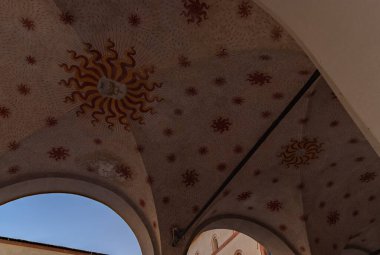 Sforzesco Kalesi 'ndeki Rocchetta avlusunun tavanının resmi..