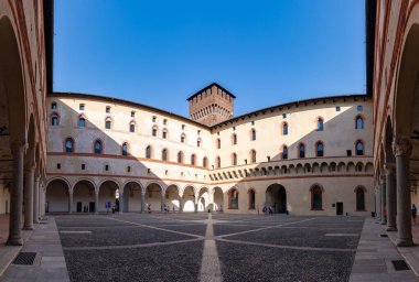 Sforzesco Kalesi 'ndeki Rocchetta Avlusu' nun bir resmi..