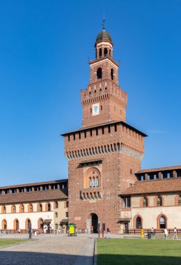 Sforzesco Kalesi 'nin Avlusundaki Filarete Kulesi' nin bir resmi..