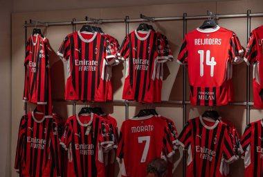 Milano 'daki AC Milan bayrak gemisi mağazasının resmi..