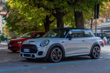 Gri bir MINI John Cooper Works resmi..