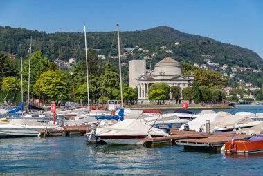 Como 'daki marina ve Tempio Voltiano' nun bir resmi..