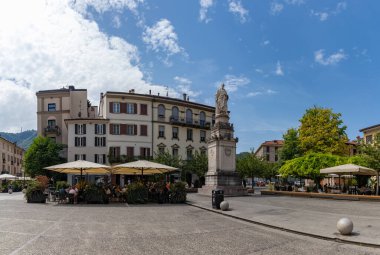 Como 'daki Alessandro Volta Meydanı' nın bir resmi..