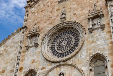 Como Katedrali 'nin ön cephesinin resmi, özellikle de gül penceresinin..