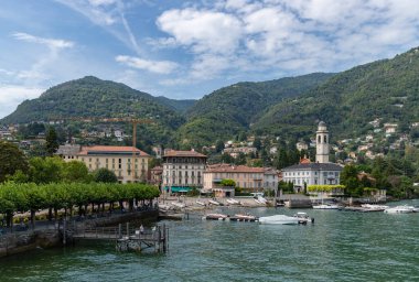 Como Gölü 'ndeki Cernobbio kasabasının resmi..
