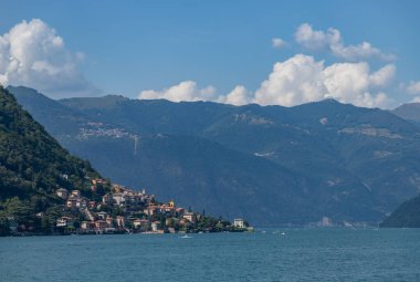 Como Gölü 'ndeki Torriggia kasabasının resmi..