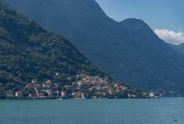 Como Gölü 'ndeki Torriggia kasabasının resmi..