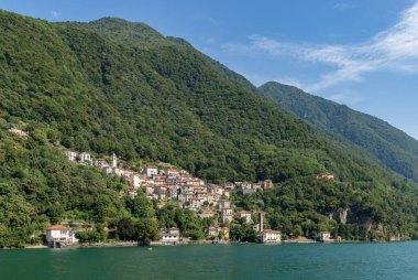 Como Gölü 'ndeki Careno kasabasının resmi..