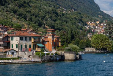 Como Gölü 'ndeki Colonno şehrinin bir resmi..