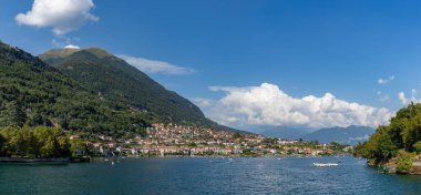 Como Gölü 'ndeki Ossuccio kasabasının resmi..