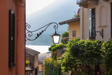 Bellagio Gölü, Como Gölü 'ndeki evlerin resmi..