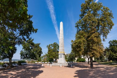 Napolyon Savaşları 'nın bitişi anısına 1818' de dikilen Denis Bahçeleri dikilitaşının bir resmi, Brno.